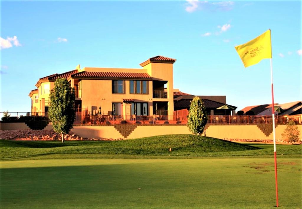 卡顿伍德Highlands Resort at Verde Ridge的一座带黄旗的高尔夫球场房子
