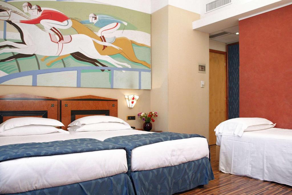 罗马贝斯特韦斯特艺术装饰酒店的一间卧室设有两张床,墙上挂着一幅画