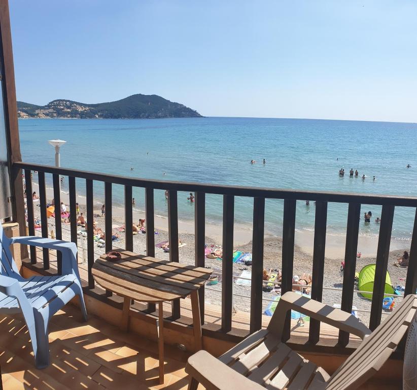 滨海圣西尔尚特普拉奇酒店的一个带桌椅和海滩的阳台