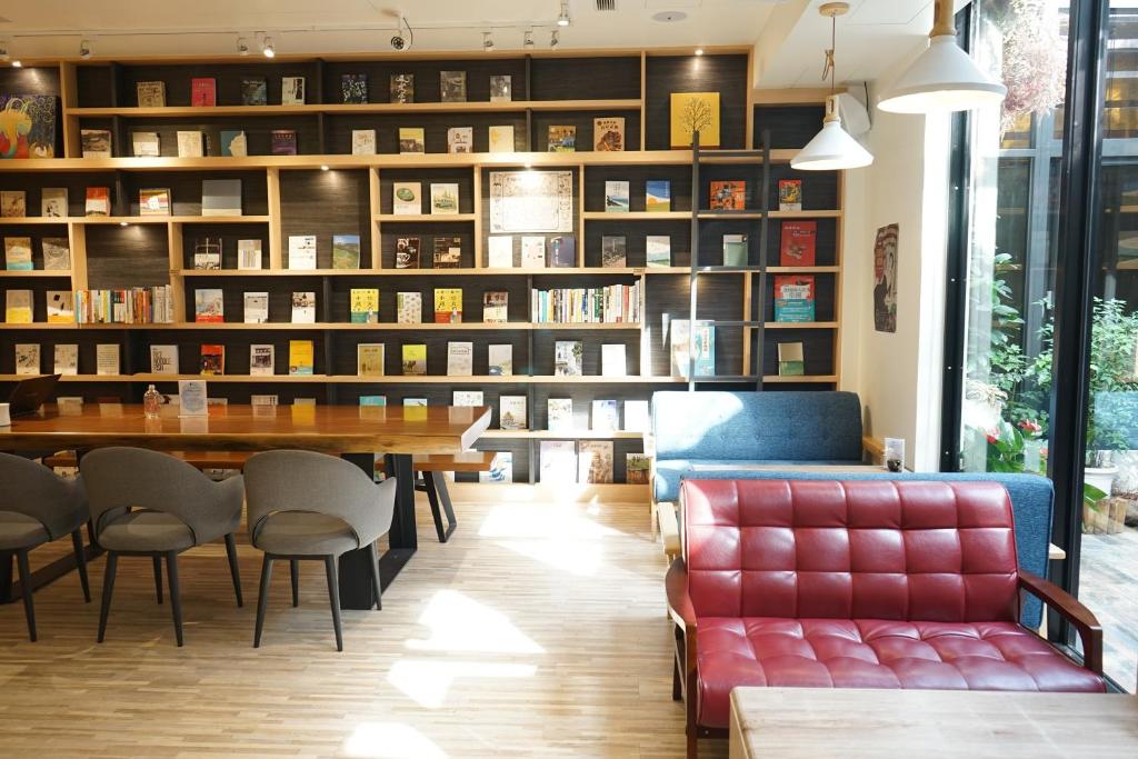 宜兰市行口文旅的图书馆配有桌椅和书架