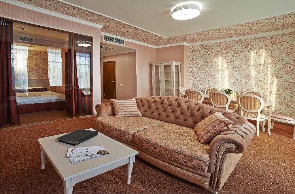 别尔哥罗德Aer Hotel的客厅配有沙发和桌子