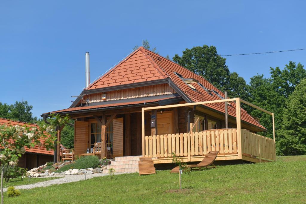 拉科维察Kuća za odmor Markoci的小木屋,在庭院里设有门廊和椅子