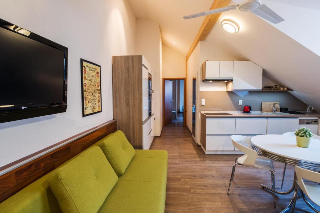 特热邦Apartman Masne kramy的客厅配有绿色沙发和桌子