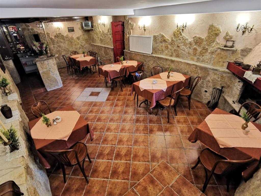 克拉科夫多姆博得图亚米酒店的享有带桌椅的餐厅的顶部景致