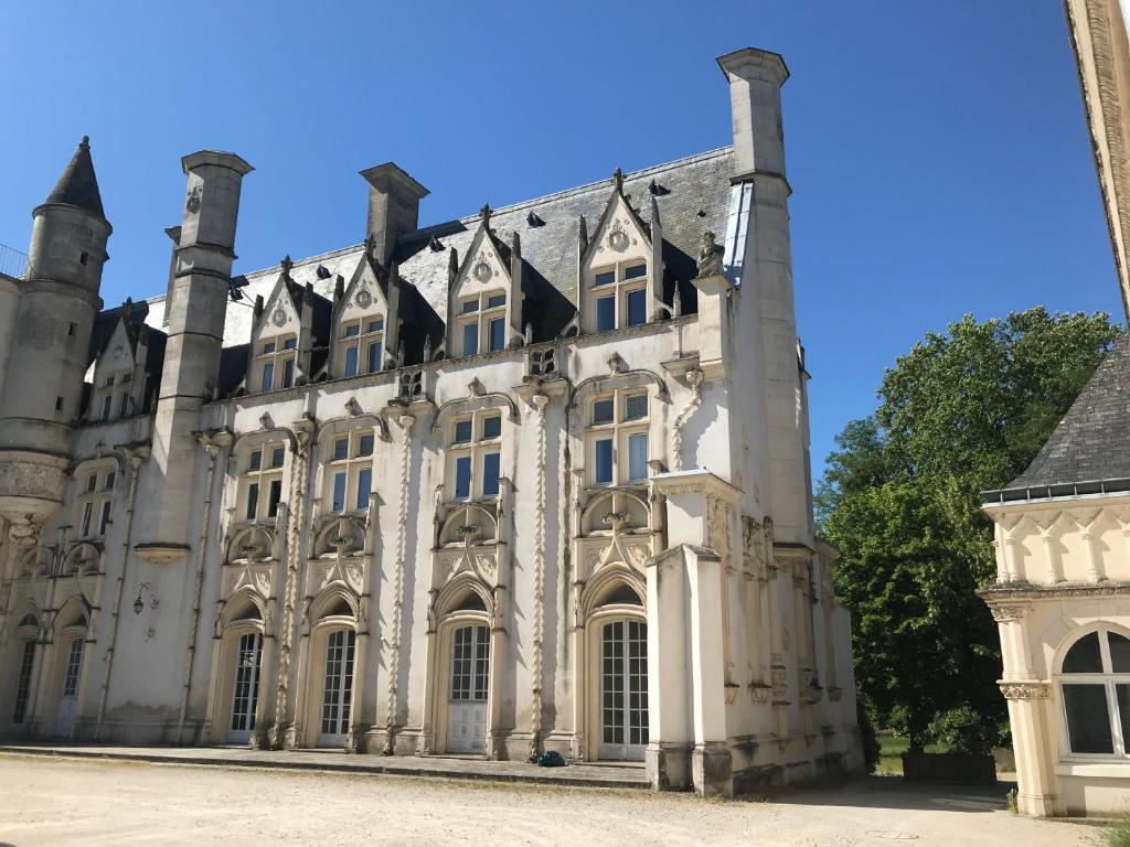 奥尔良Maison avec vue sur le Château的一座古城堡,背面是蓝天