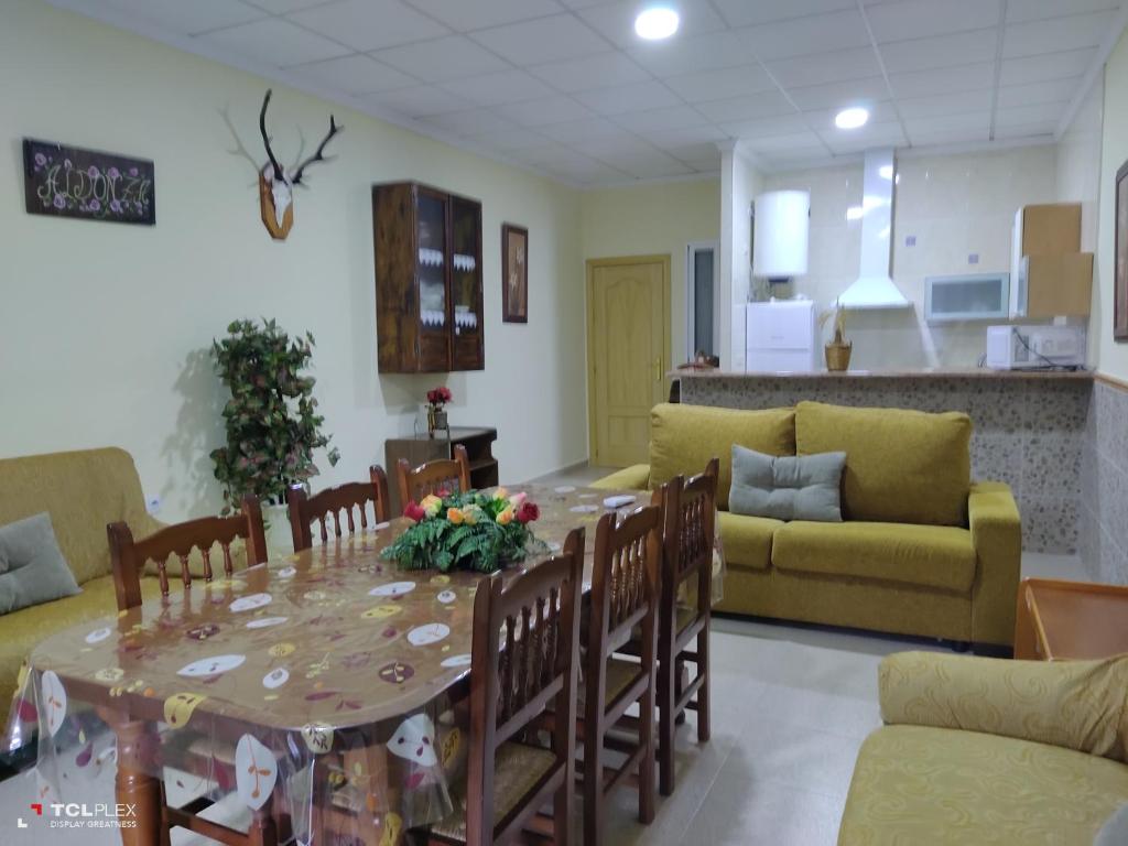鲁伊德拉CASA ALDONZA的用餐室以及带桌椅的起居室。