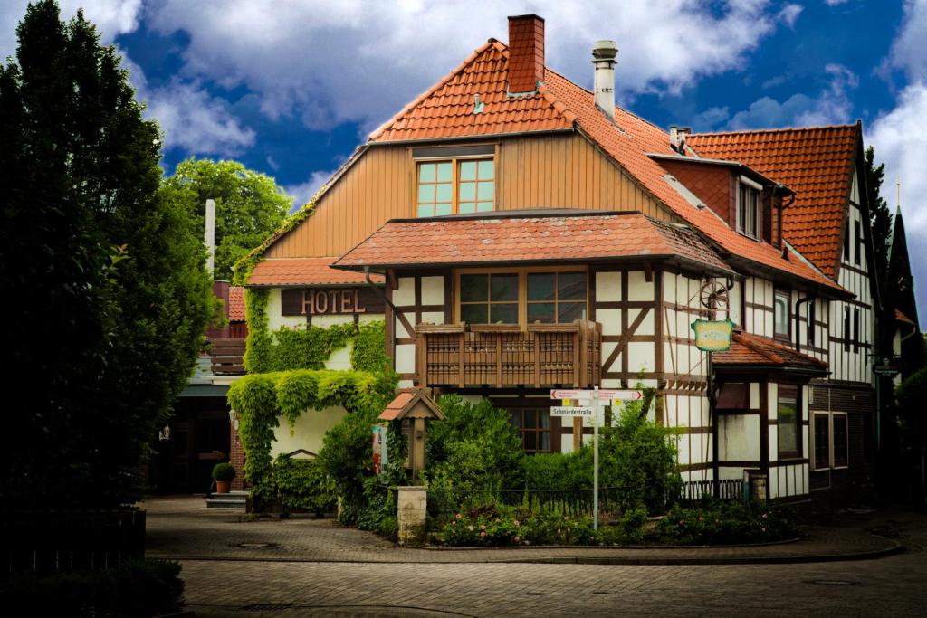 北施泰门Landhaus Akazienhof的房屋设有瓷砖屋顶