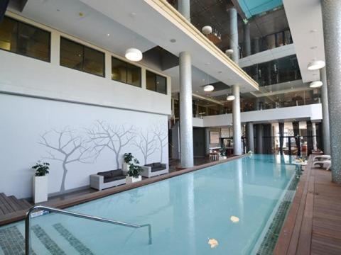 德班莉莉的避风港公寓的大型建筑中的大型游泳池
