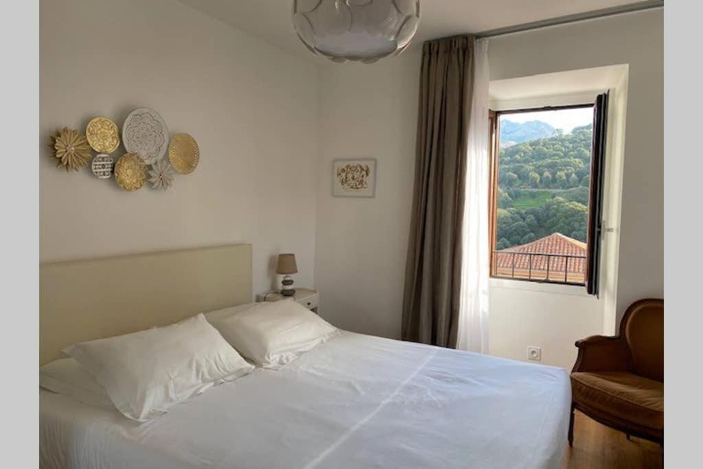 皮亚纳FUNTANA NOVA的卧室配有白色的床和窗户。