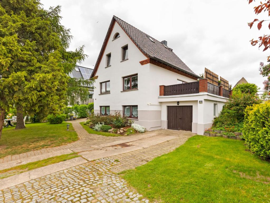 维斯马Comfortable Apartment in Wismar near the Baltic Sea的享有带车道的白色房屋的外部景色