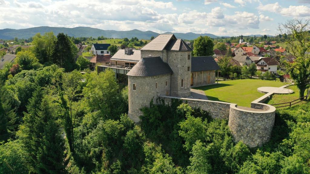 维尼察Vinica Castle的村庄城堡的空中景观