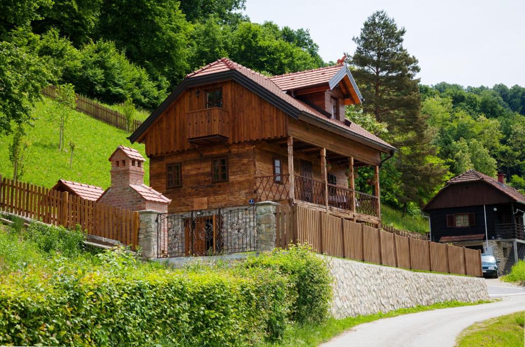特美好Vila Trnoružica的路边的木屋