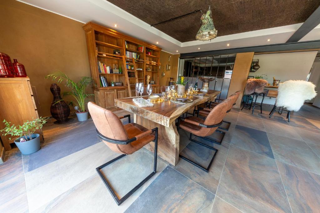 NiederpallenGreen & Breakfast的一间带木桌和椅子的用餐室