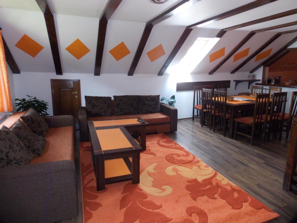 布朗Vila Deni的客厅配有沙发和桌椅