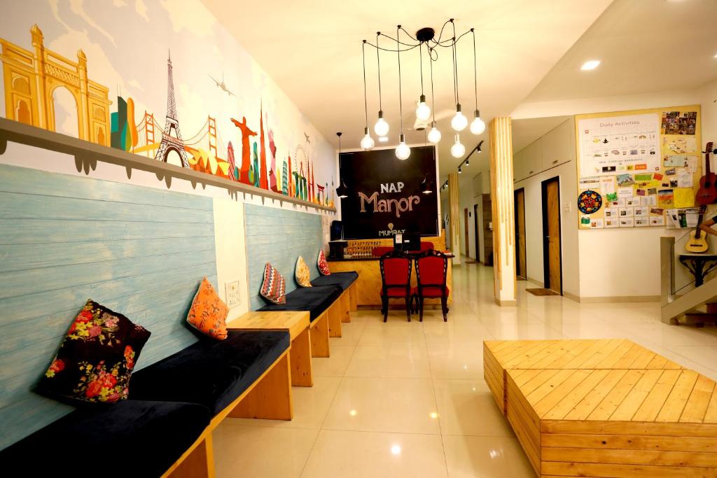孟买Nap Manor Hostels的一间配有沙发和桌子的商店