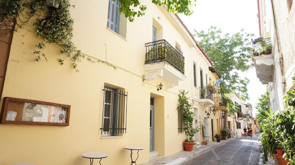 雅典Athenian House in Plaka Villa by Athenian Homes的建筑前有两把凳子的街道