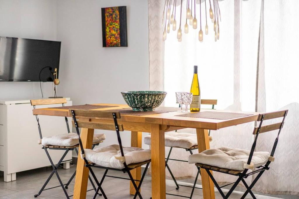 阿尔姆尼卡PLAYA COSTA TEMPLADA的餐桌、椅子和一瓶葡萄酒