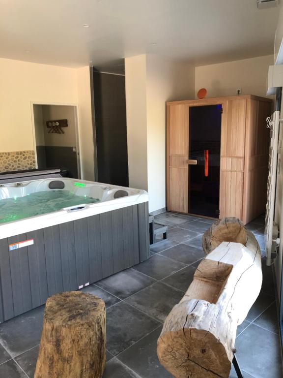 勒克罗图瓦Escale beauté le Crotoy的大型浴室设有木柴浴缸