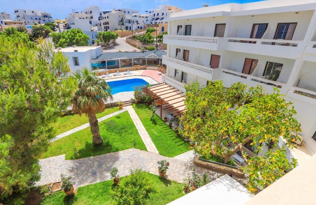 提诺斯Aeolos Bay Tinos的享有带游泳池和树木的建筑的空中景致