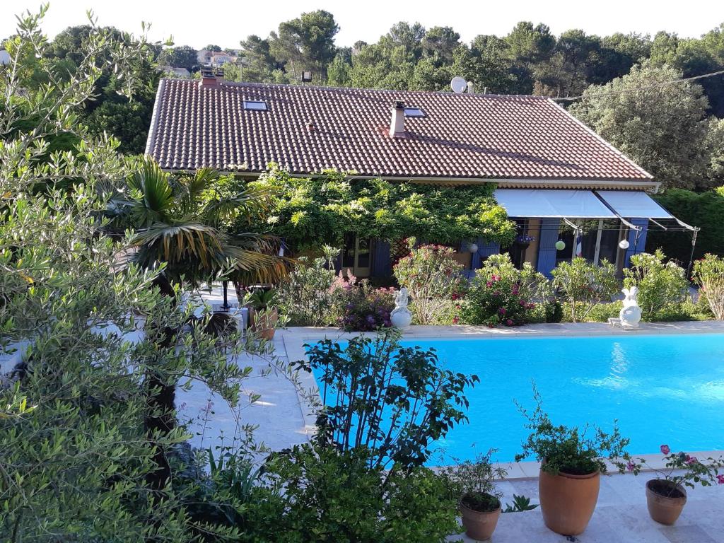 BelcodèneVILLA LA LICORNE Piscine privée, Jacuzzi, Massages, Tennis, Golf à 11km的一座带游泳池和房子的别墅