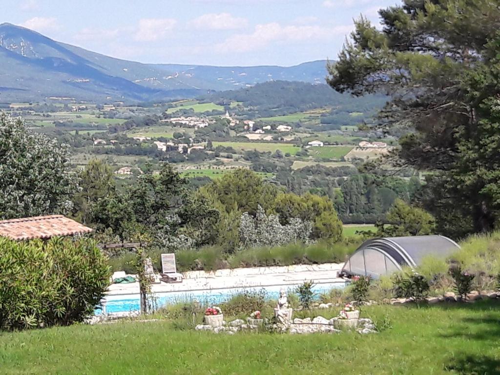 圣萨蒂南艾普特Les Cerises的享有游泳池的景色,背景为山脉