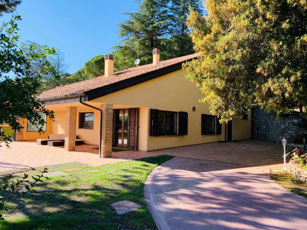 科尔恰诺Villa Piscina “La Trinità “的前面有车道的房子