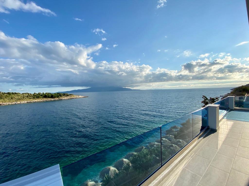萨兰达Fabeno Villa的阳台享有海景。
