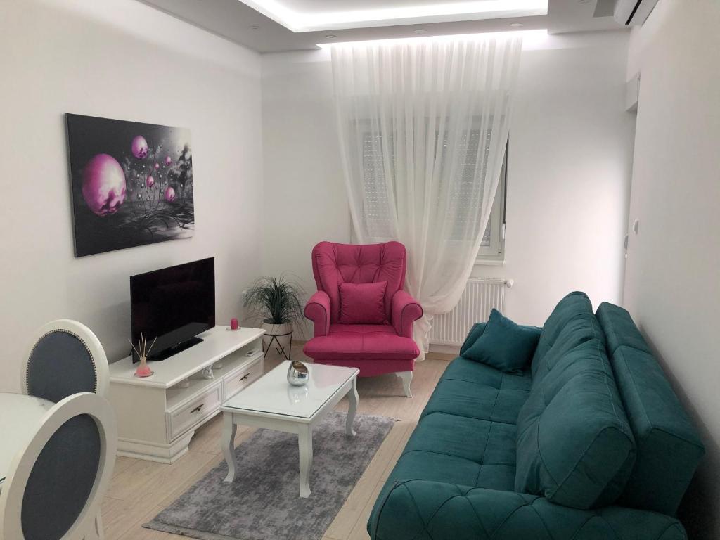 巴尼亚科维利亚查Apartman Jezdić 2的客厅配有绿色沙发和红色椅子