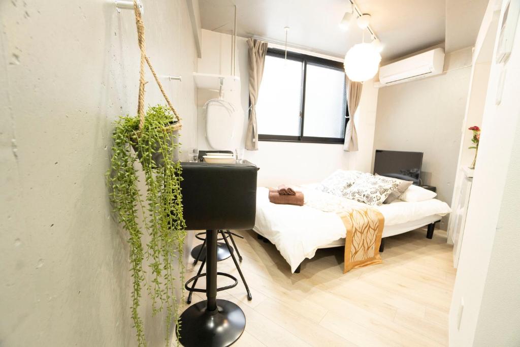 东京Hill Side Terrace Hiroo Shibuya 102的一间小卧室,配有床和窗户