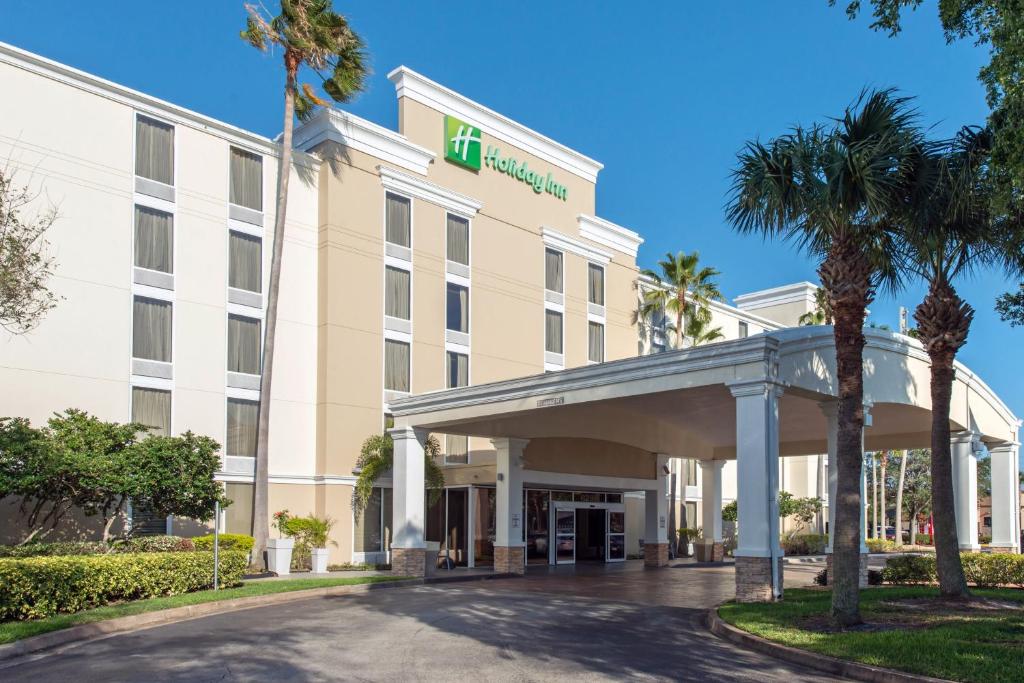 墨尔本Holiday Inn Melbourne-Viera Conference Ctr, an IHG Hotel的享有棕榈树酒店外部的景色