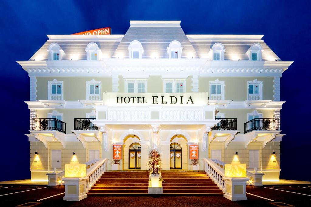 GyōdaHOTEL ELDIA (Adult Only)的夜间照亮了一家酒店