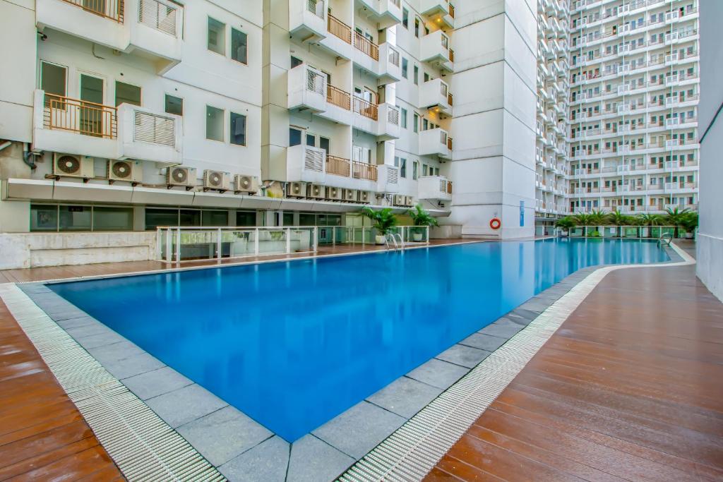 茂物Skyland Sentul Tower Apartment的一座建筑物中央的游泳池