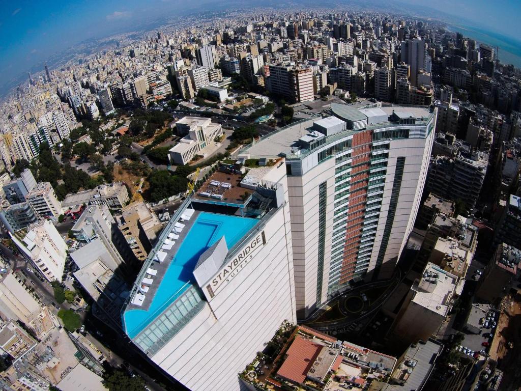 贝鲁特Staybridge Suites Beirut, an IHG Hotel的城市高楼空中景观