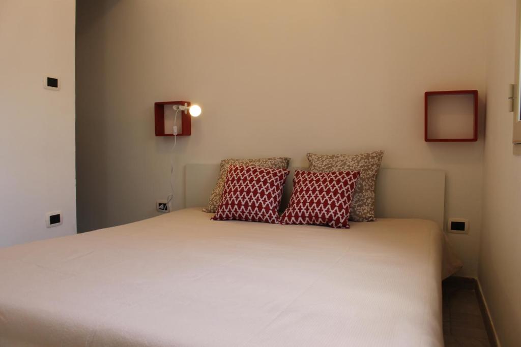 贝瓦尼亚圣彼得Monolocale Citronella a due passi dal mare的一间卧室配有一张带两个枕头的床