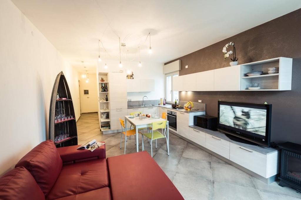 格拉多Cattleya的带沙发和电视的客厅以及厨房。