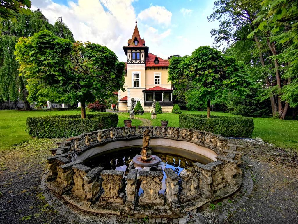 特罗法伊亚赫Glögglhof的院子前有喷泉的房子