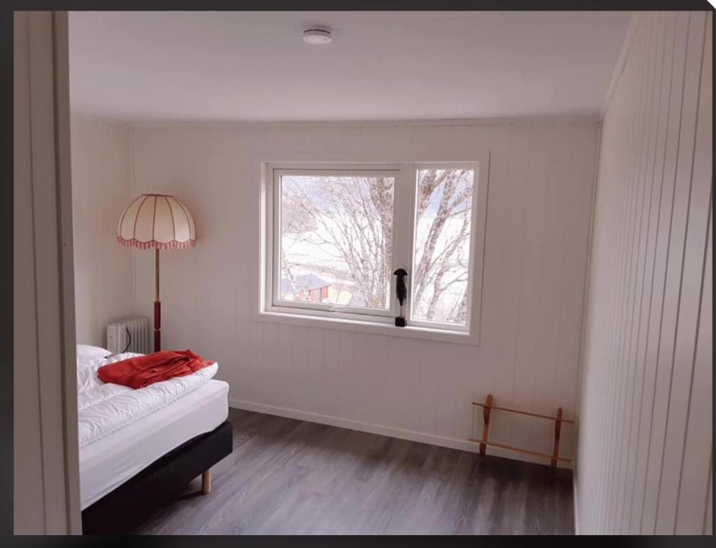 FoldereidGraceland Norway的白色的客房设有床和窗户。