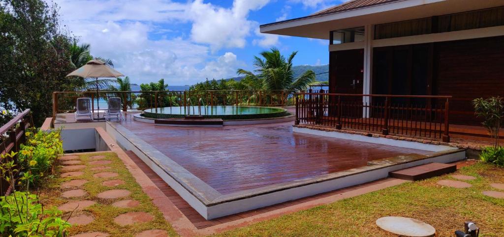 拉迪格岛休闲豪华山林小屋酒店的房屋内带游泳池的庭院