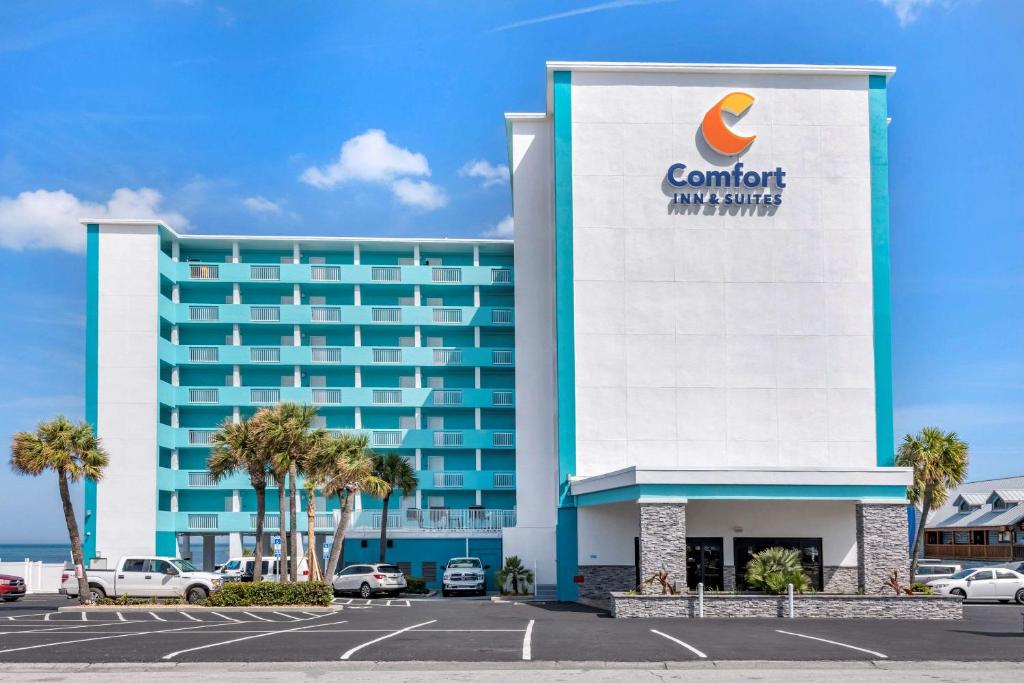 代托纳海滩Comfort Inn & Suites Daytona Beach Oceanfront的建筑一侧有标志的酒店