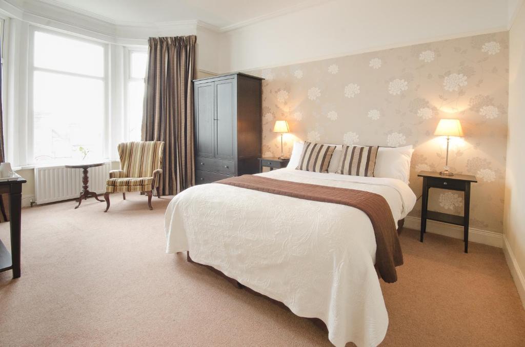 班戈北爱尔兰Ennislare House Guest Accommodation的卧室设有一张白色大床和一扇窗户。