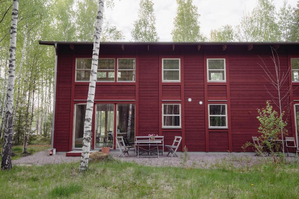 TåtorpSTF Tåtorp Cafe & Logi Göta Kanal的一间红色的房子,前面设有一张野餐桌