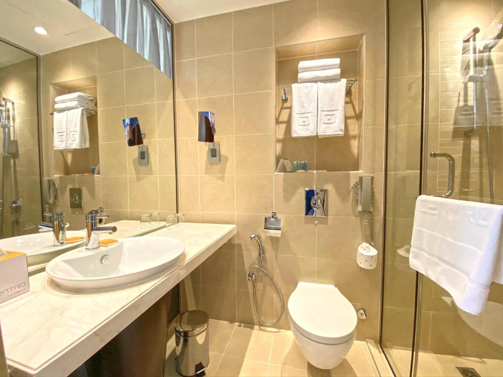 中央阿尔曼哈尔罗塔纳酒店的一间浴室