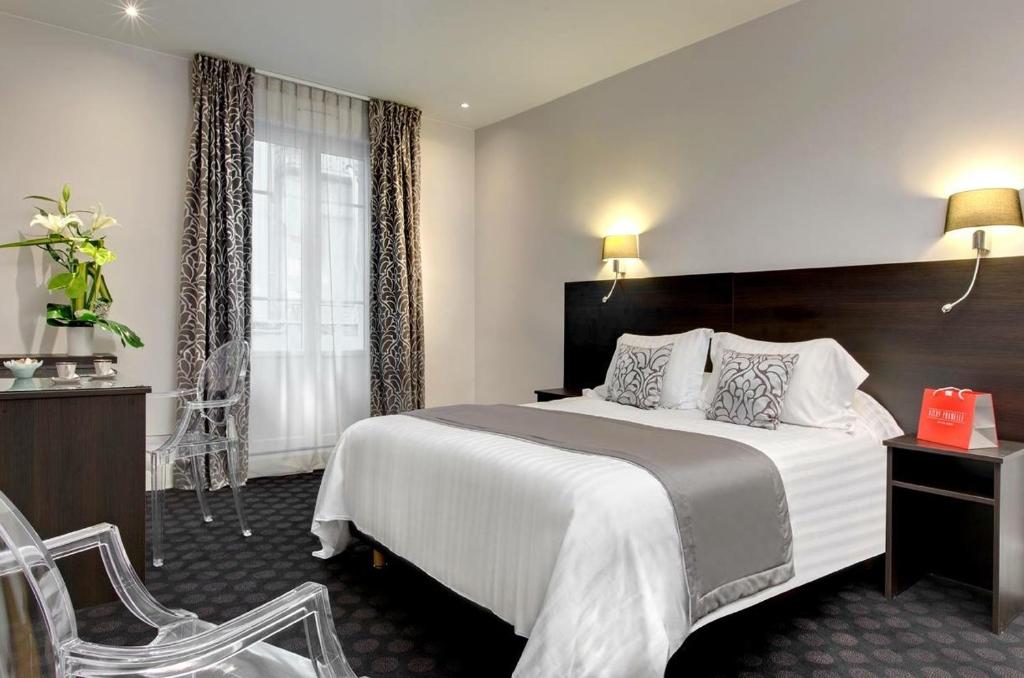 维希米德兰之家酒店的酒店客房带一张大床和一把椅子
