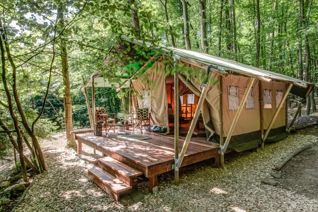 兹林Glamping Safari - Africa House的帐篷,在树林里设有甲板