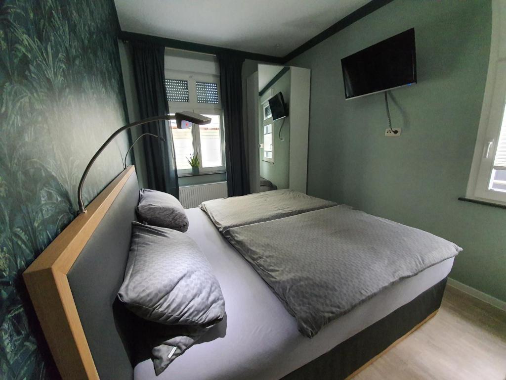 奥斯特西巴德钦诺维茨Küstenwilla FeWo Usedom的小卧室配有一张带床头板的床