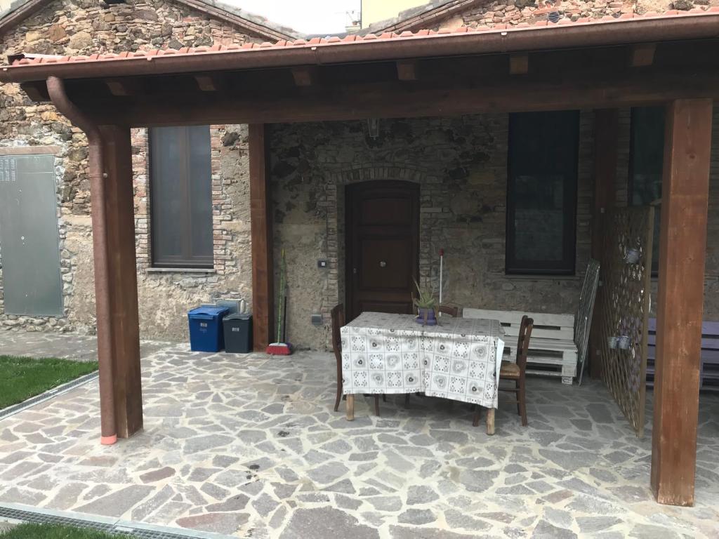 苏韦雷托Alle case il pozzetto的石头庭院设有桌子和长凳