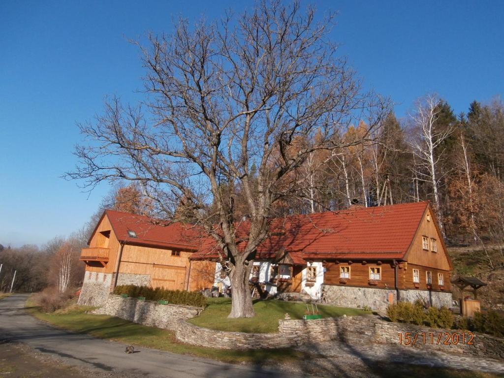 Kąty BystrzyckieDas Lux-Häusla的前面有一棵树的房子