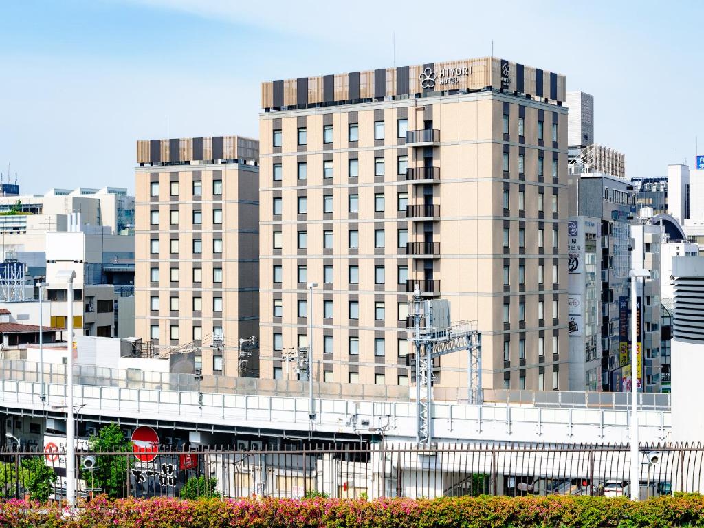 大阪Hiyori Hotel Osaka Namba Station的城市中心一座大建筑