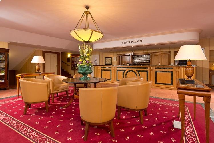 哥达思加洛斯公园酒店的一间带桌椅的客厅和一间厨房
