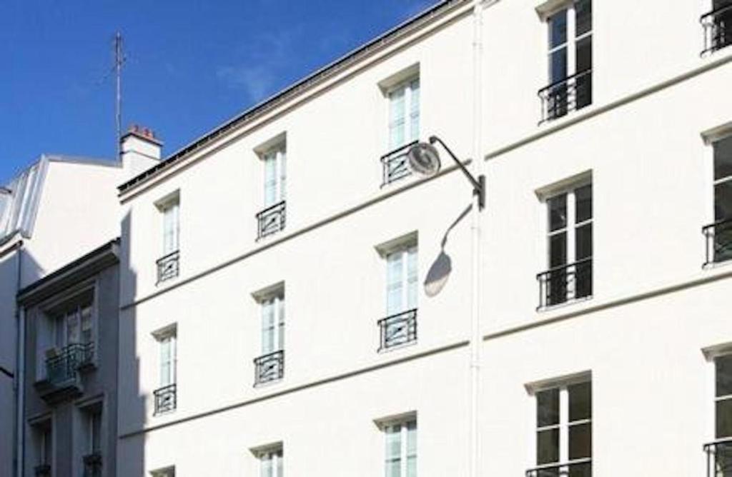 巴黎Hôtel Tingis的白色的建筑,窗户在建筑的一侧